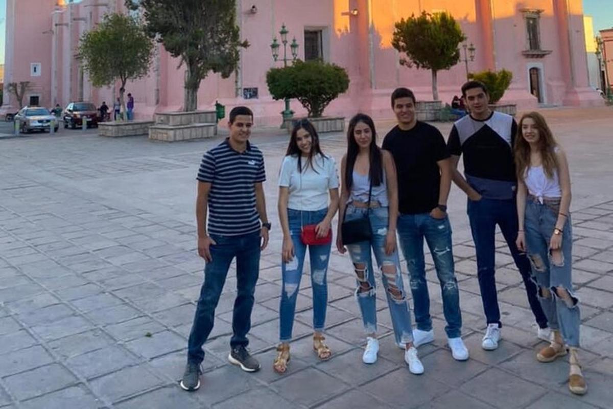 un grup de persones dempeus davant d'un edifici