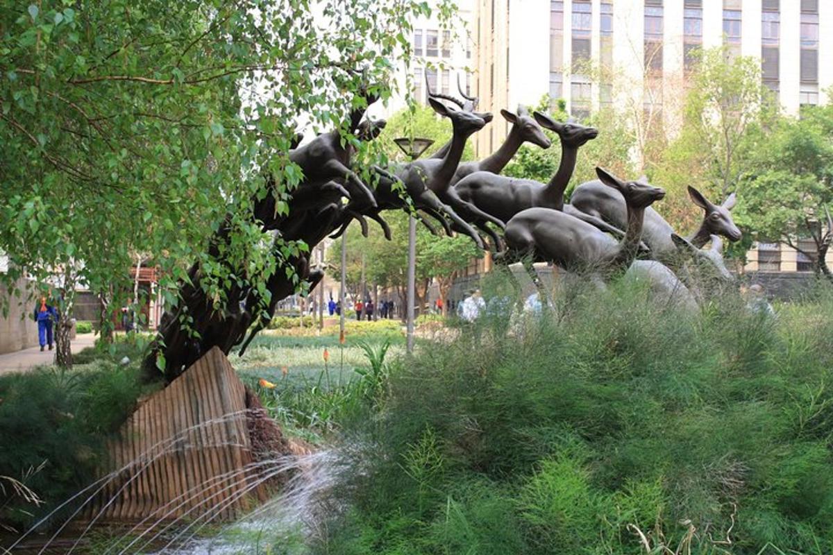 uma estátua de animais na grama de um parque
