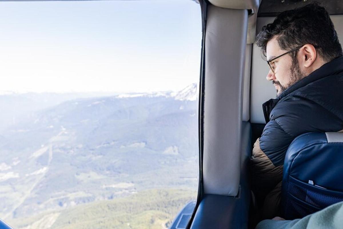 en mann som sitter i setet på et fly