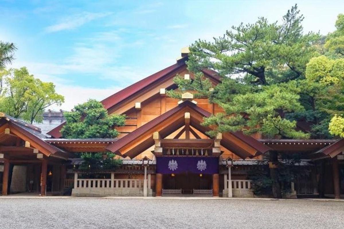Un templo japonés con árboles al fondo.