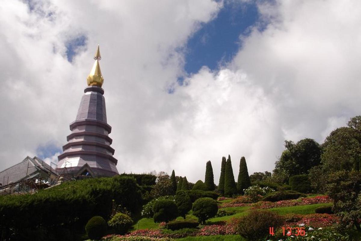 eine große Pagode mit einer goldenen Spitze in einem Garten