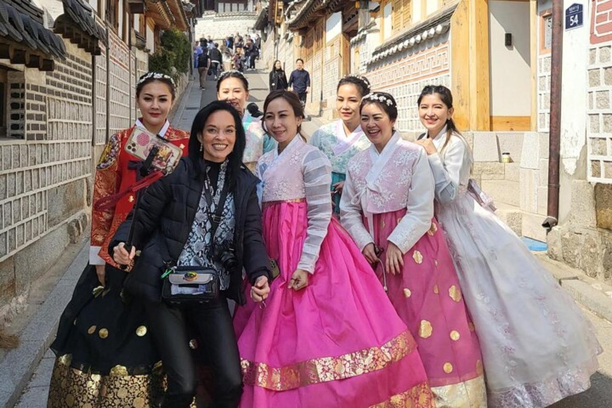 Un grupo de mujeres con vestidos posando para una fotografía.