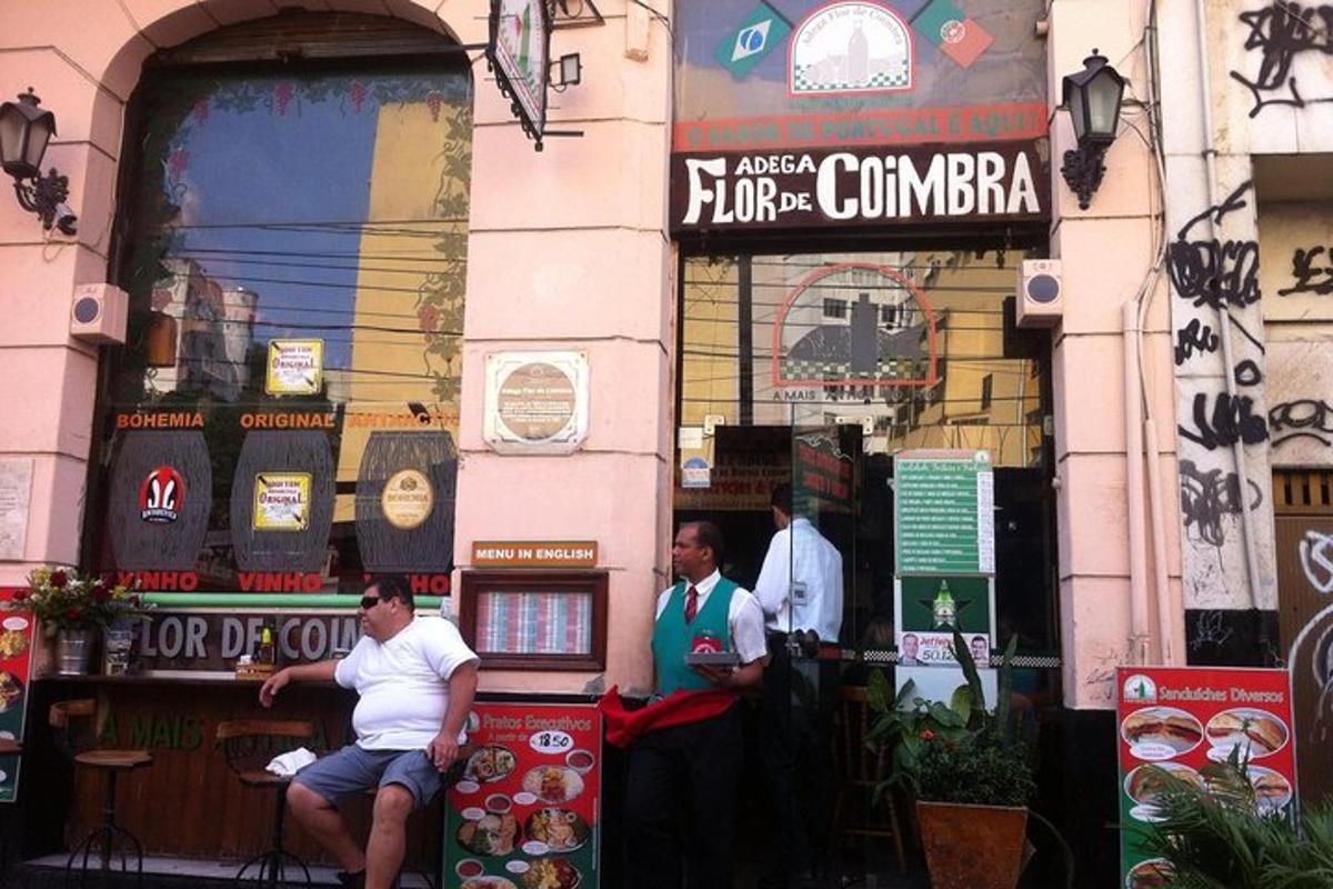 Dos hombres están sentados frente a una tienda.