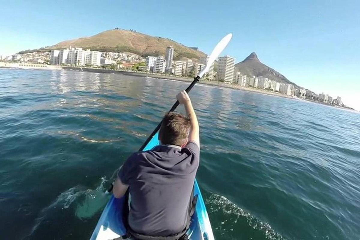 un uomo sta pagaiando un kayak sull'acqua