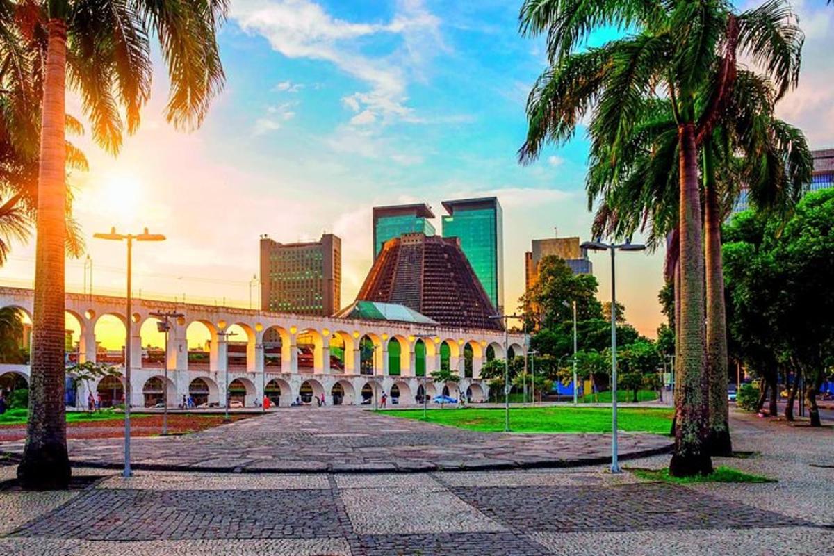 un edificio con palme e una città sullo sfondo