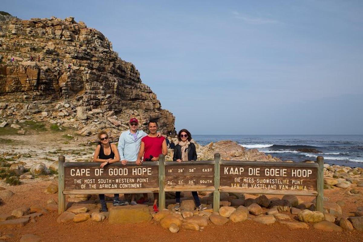 um grupo de pessoas em pé em uma placa na praia
