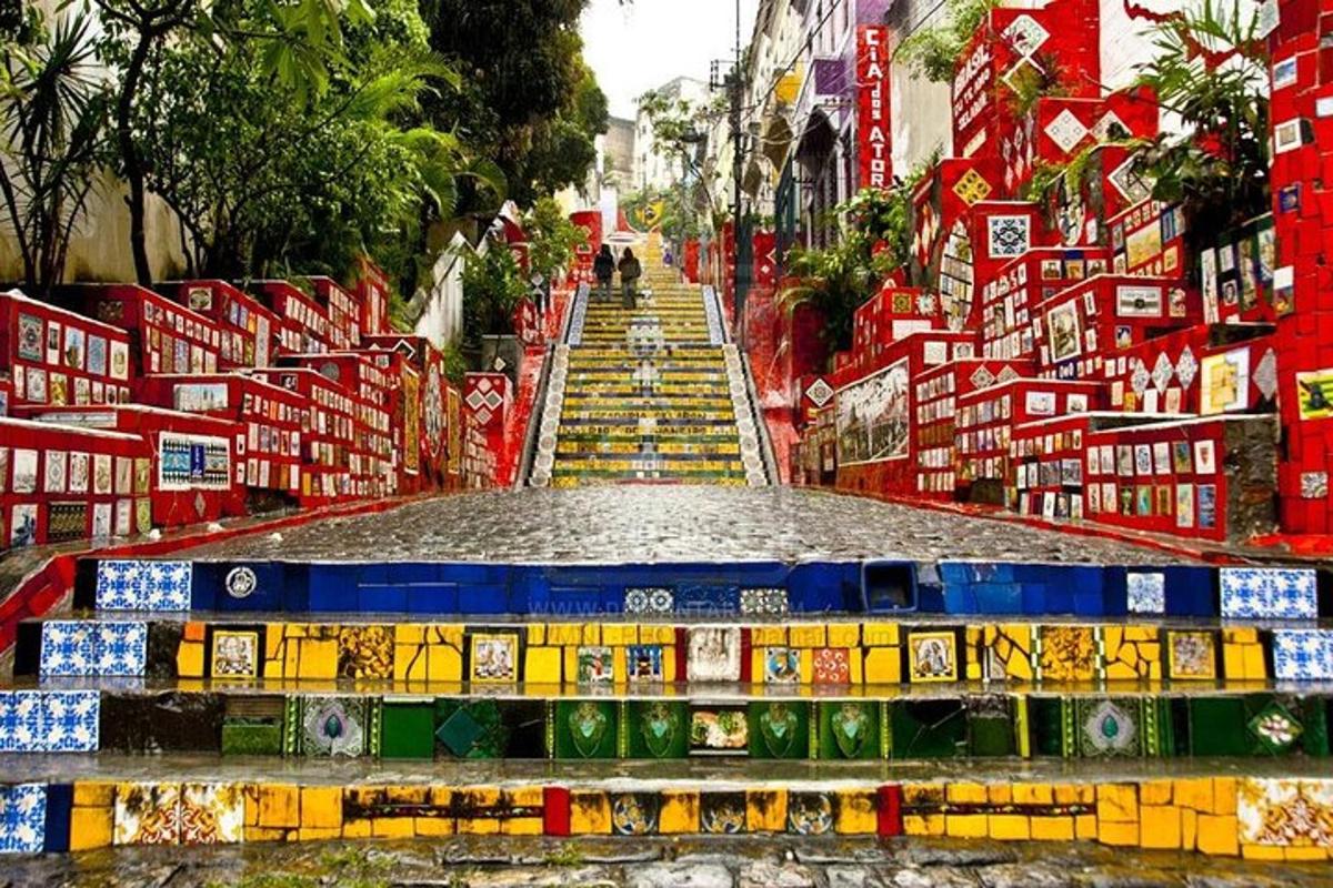 Una escalera con separadores de colores en una calle de la ciudad.