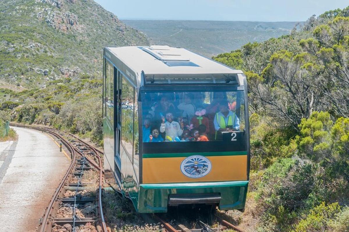 un treno sui binari con persone dentro
