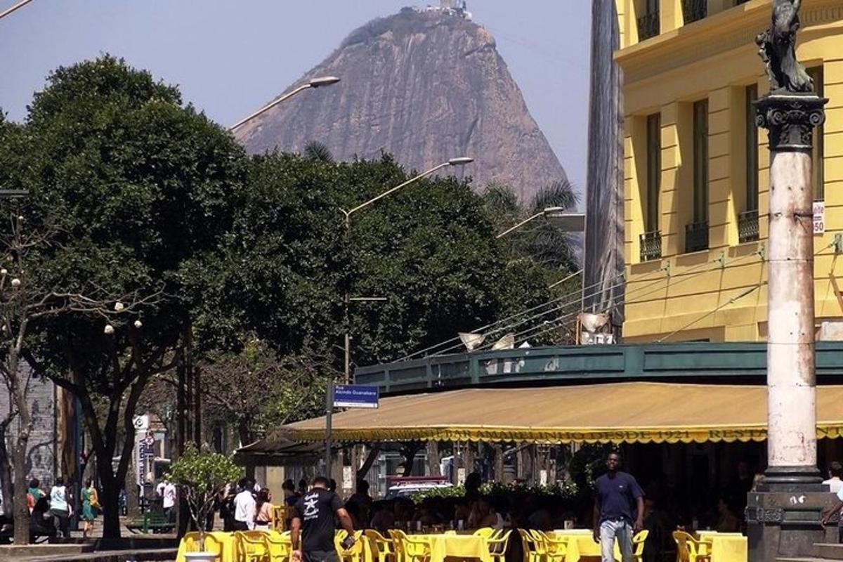 Una vista de una montaña al fondo de una ciudad.