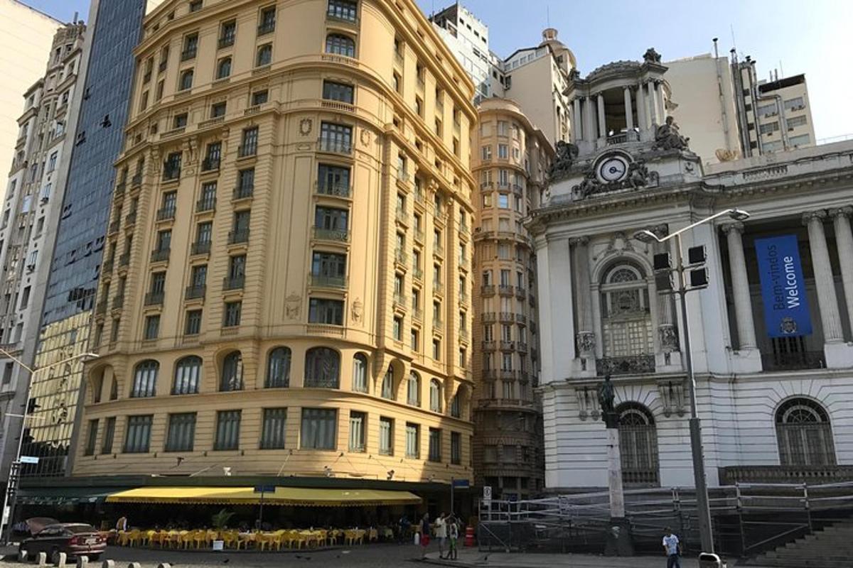 Un gran edificio amarillo con un reloj encima.