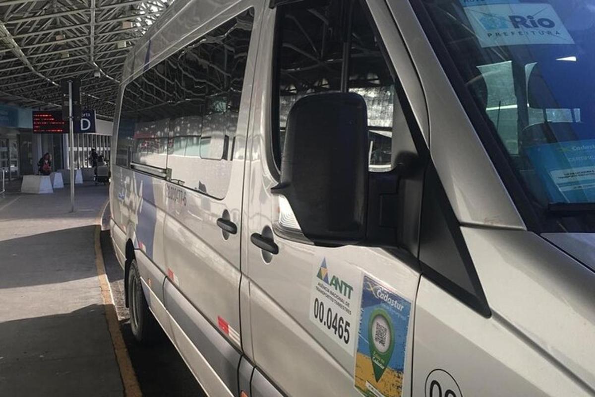 Ένα άσπρο βαν είναι παρκαρισμένο σε ένα κτίριο
