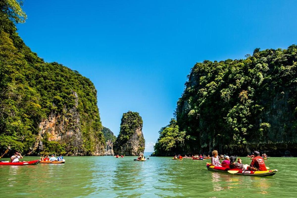 un gruppo di persone in kayak in acqua vicino alle scogliere calcaree