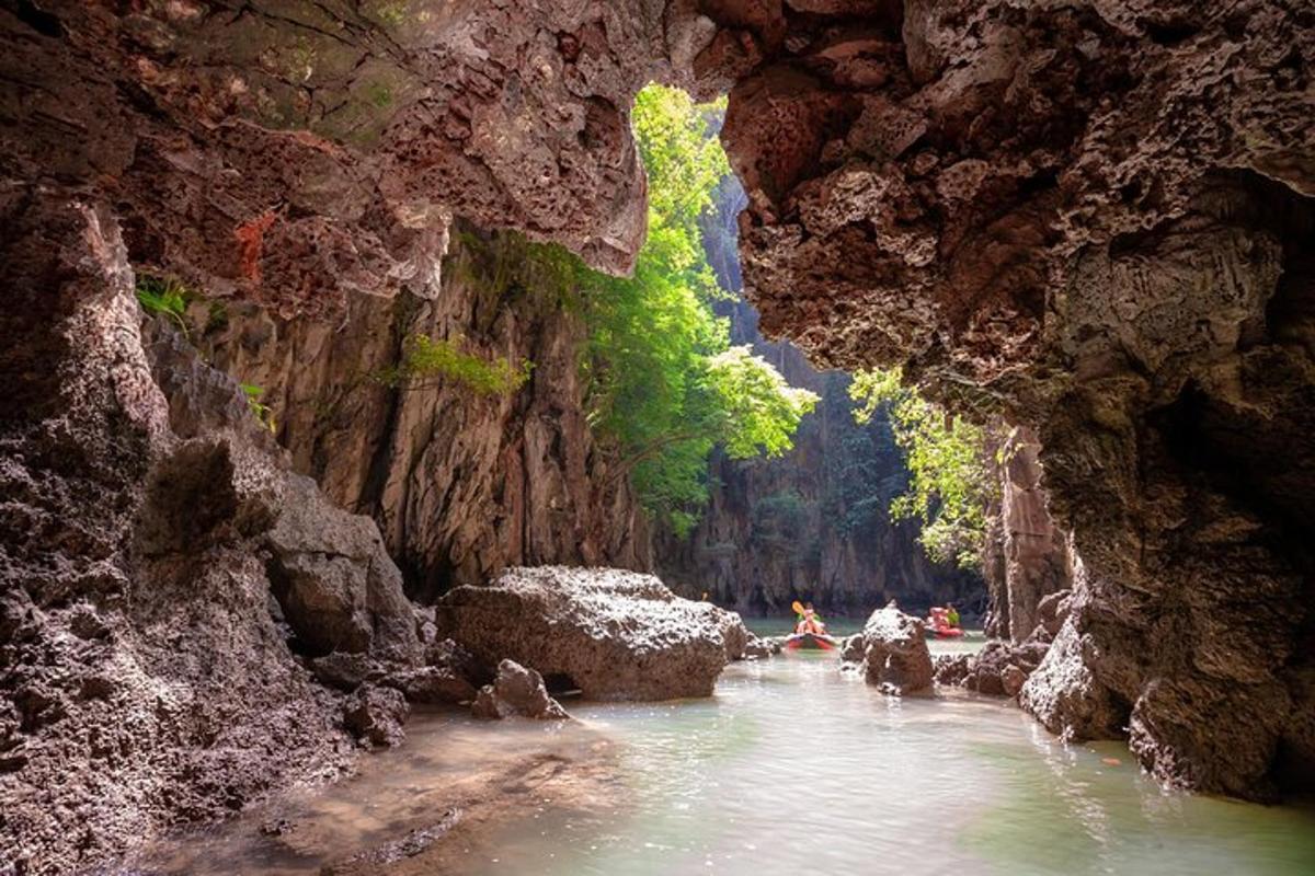 un gruppo di persone in un fiume in una grotta