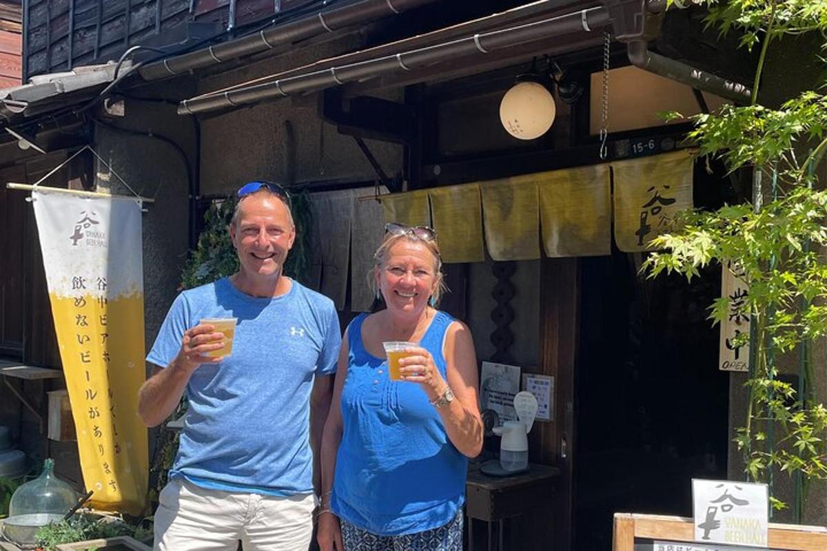 Un hombre y una mujer sosteniendo vasos de cerveza