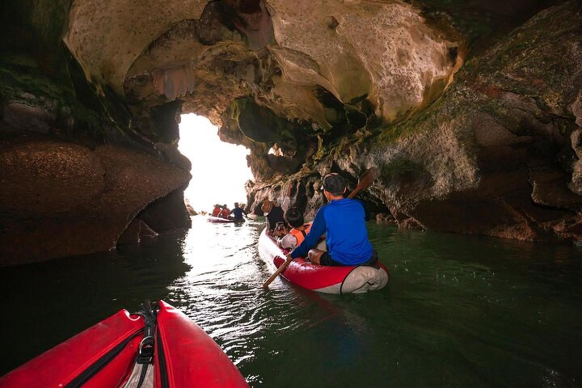 Un grupo de personas en kayaks en una cueva.