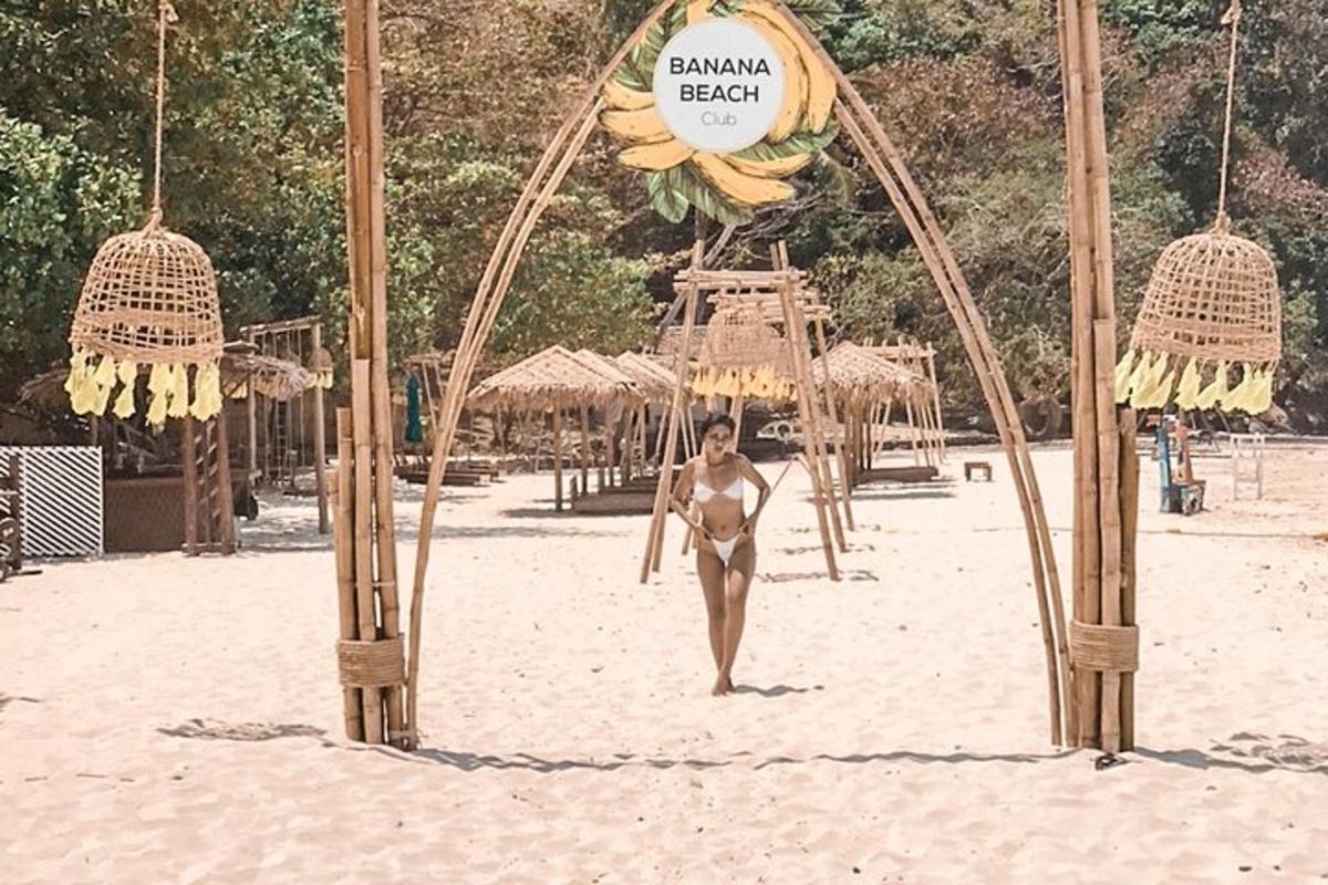 kona í bikiníi að ganga á ströndinni