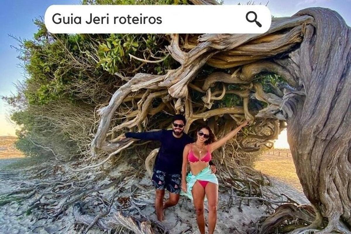muž a žena stojící pod stromem na pláži