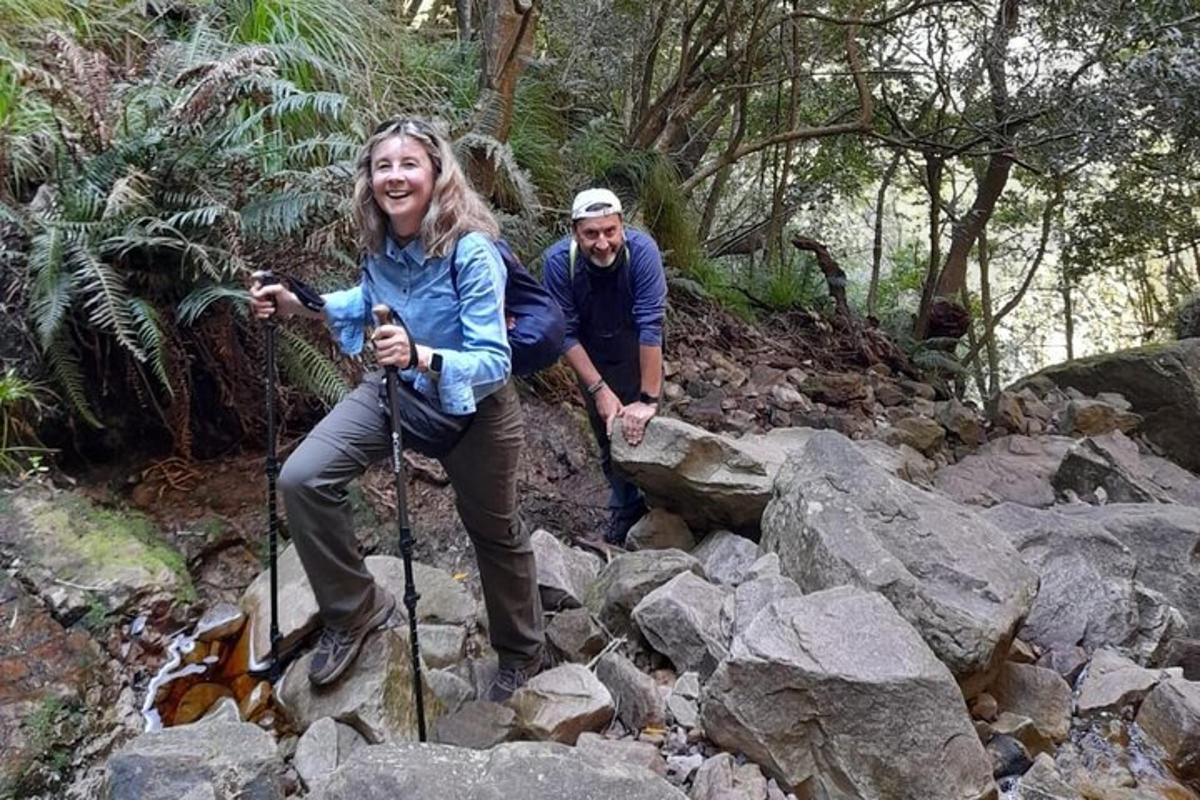Un hombre y una mujer de pie sobre unas rocas