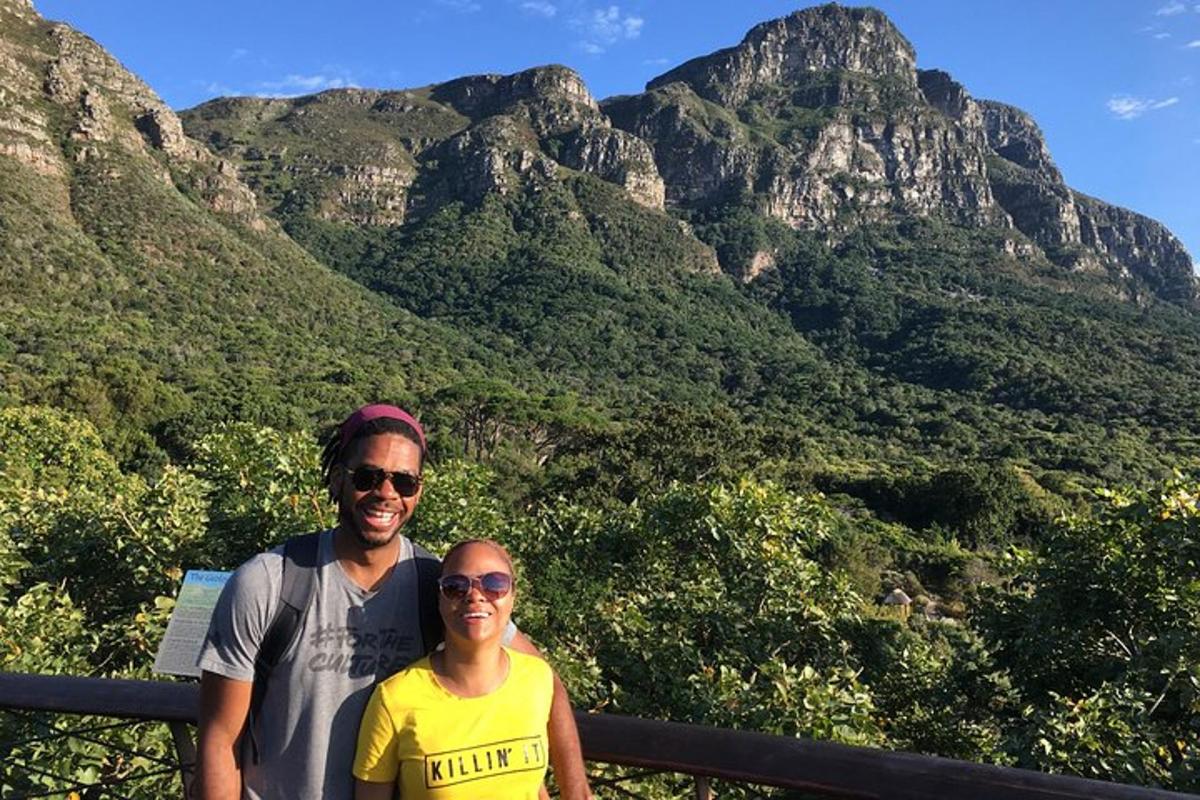 Un hombre y una mujer de pie frente a una montaña