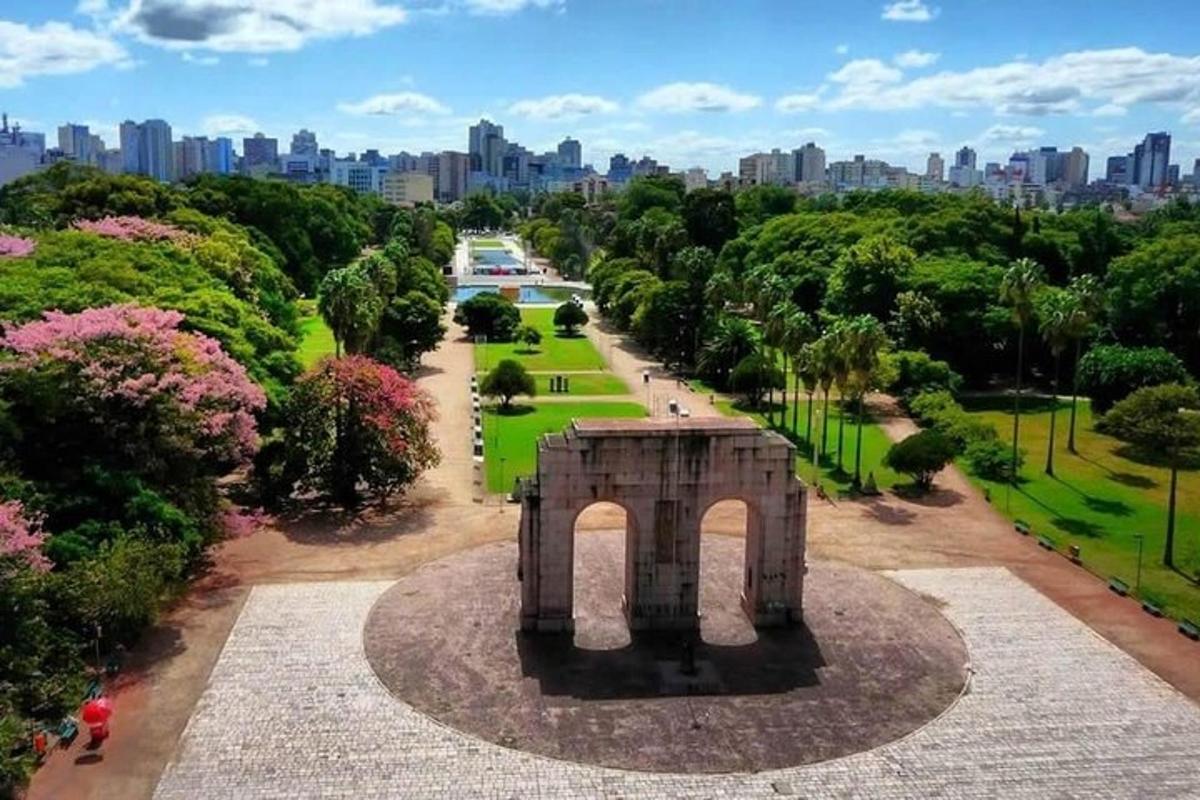 egy park légi felvétele, a háttérben egy várossal