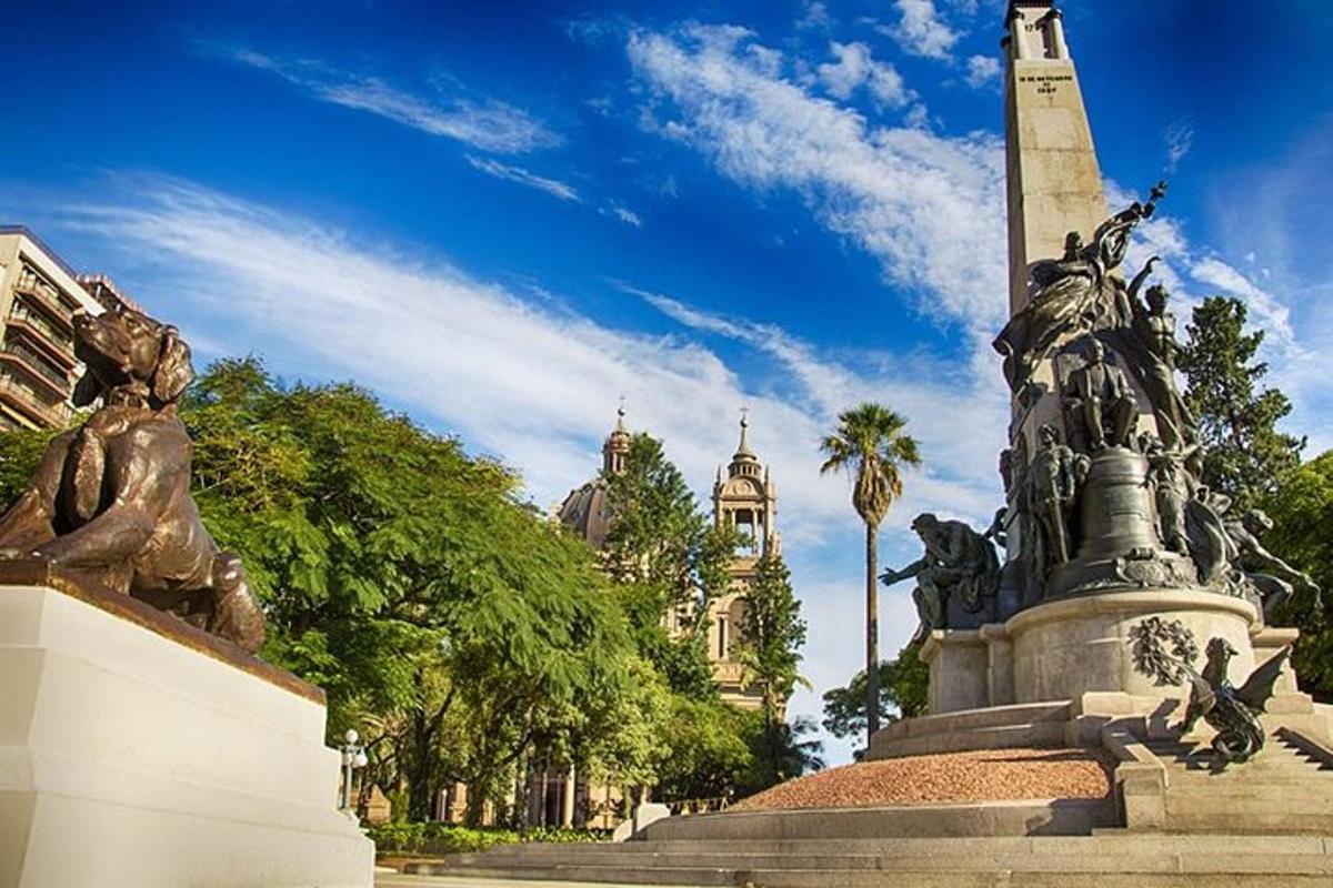 patung di hadapan monumen di taman