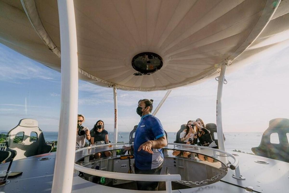 ένας άντρας που στέκεται στο κατάστρωμα ενός σκάφους
