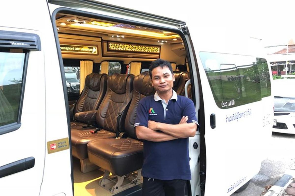 seorang pria berdiri di pintu bus yang terbuka