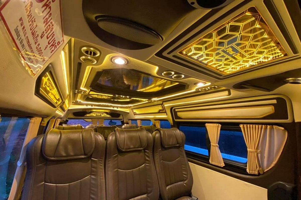 pemandangan bagian dalam bus