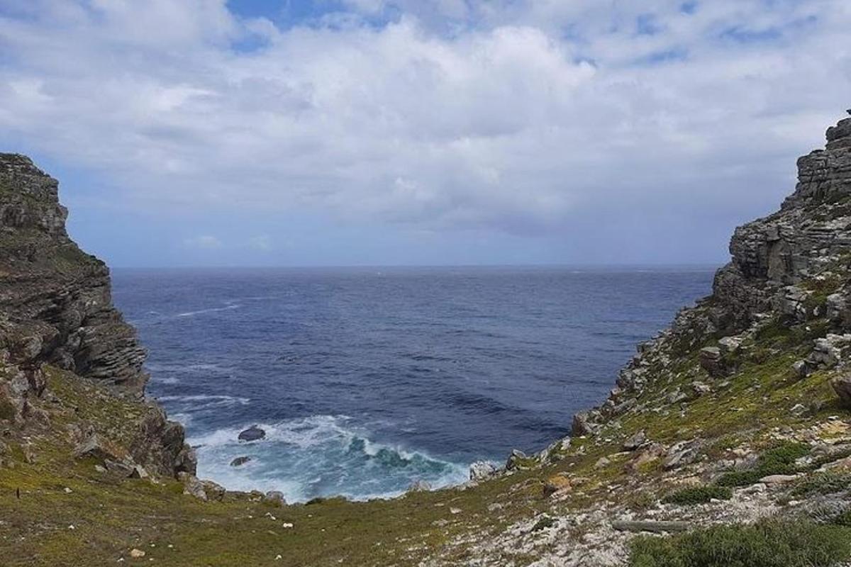 pohled na oceán ze skalnaté hory