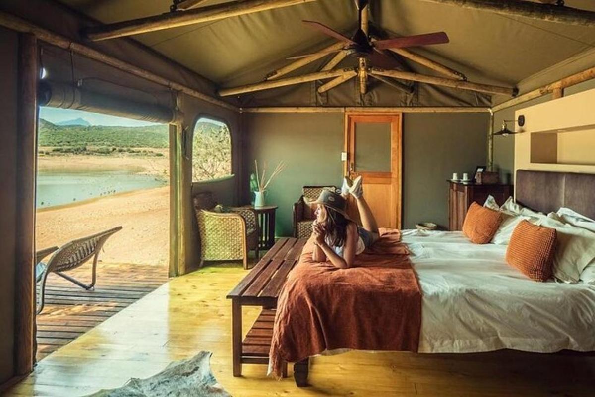 una donna seduta su un letto in una stanza con vista