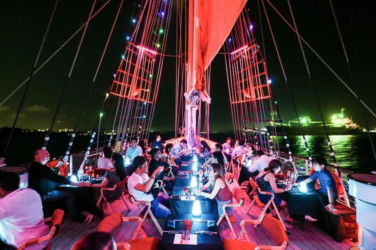 um grupo de pessoas sentadas em mesas em um barco