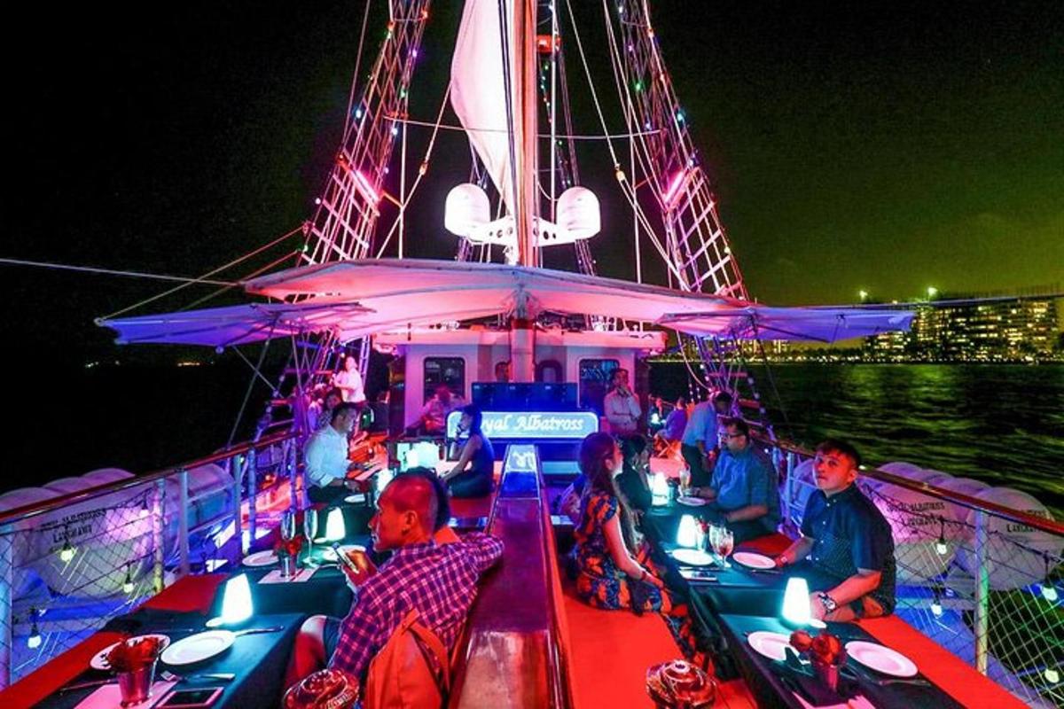 un gruppo di persone sedute su una barca di notte