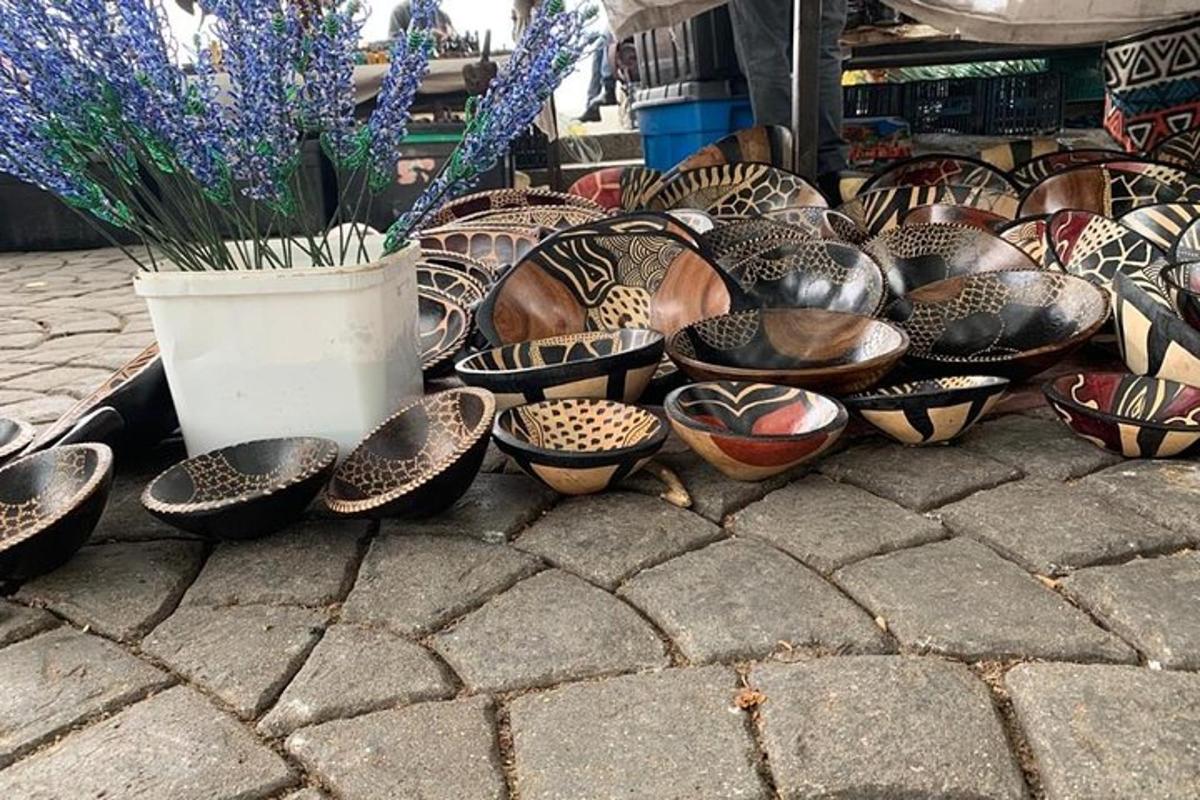 hópur af skálum og vösum sem standa á jörðinni