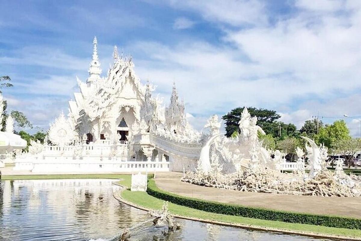 kuil putih dengan kolam dan jambatan