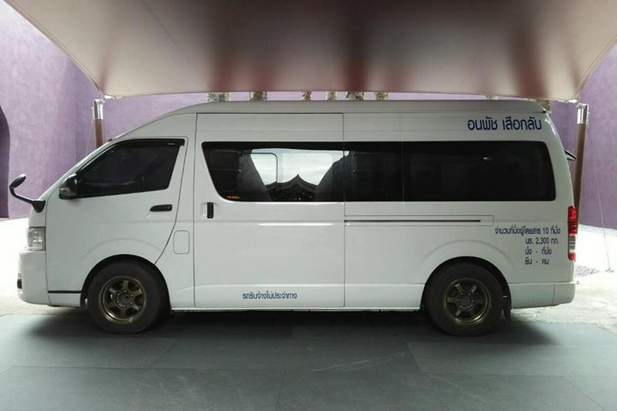 sebuah mobil van putih diparkir di sebuah ruangan