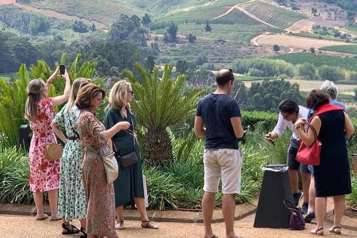 un grup de persones dempeus en un turó fent fotos
