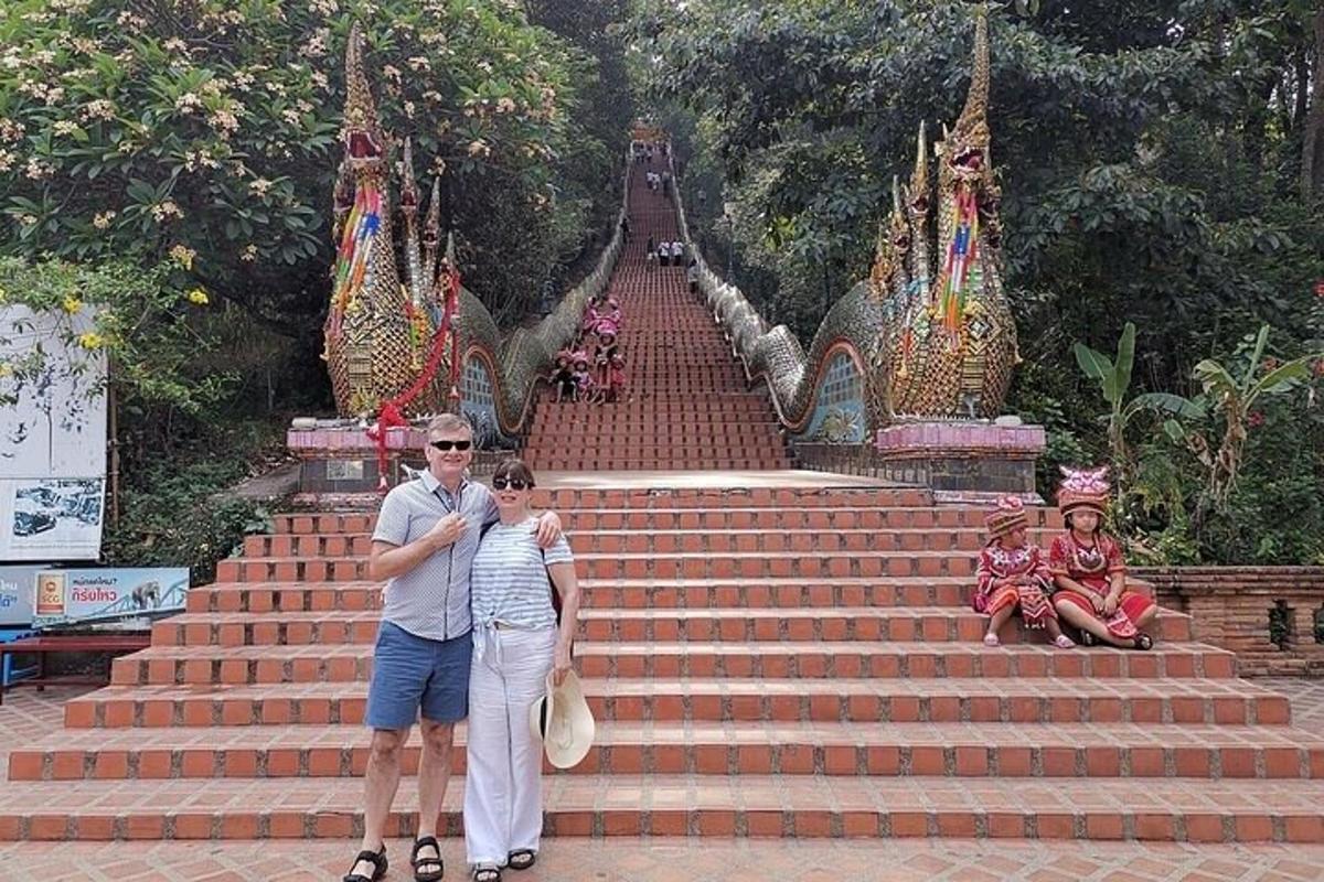seorang lelaki dan seorang wanita berdiri di hadapan tangga