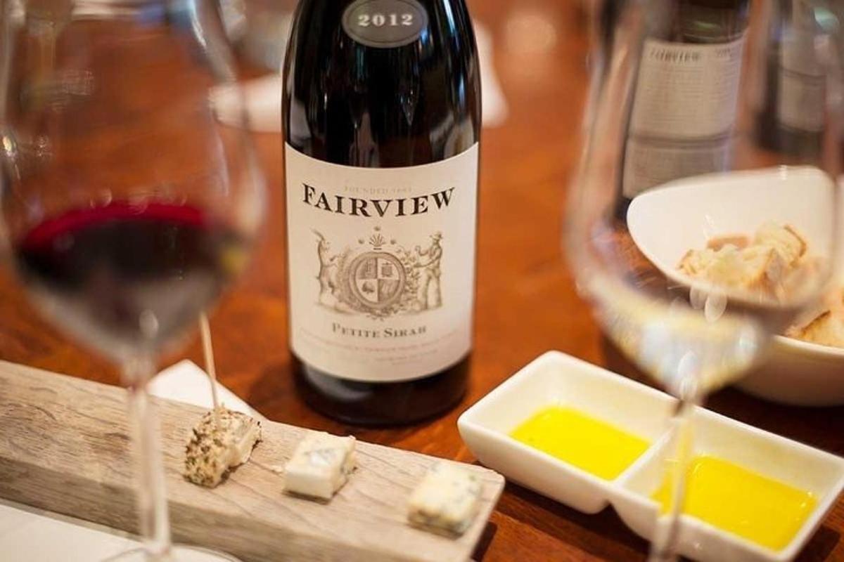 en flaske vin og et glass vin og ost