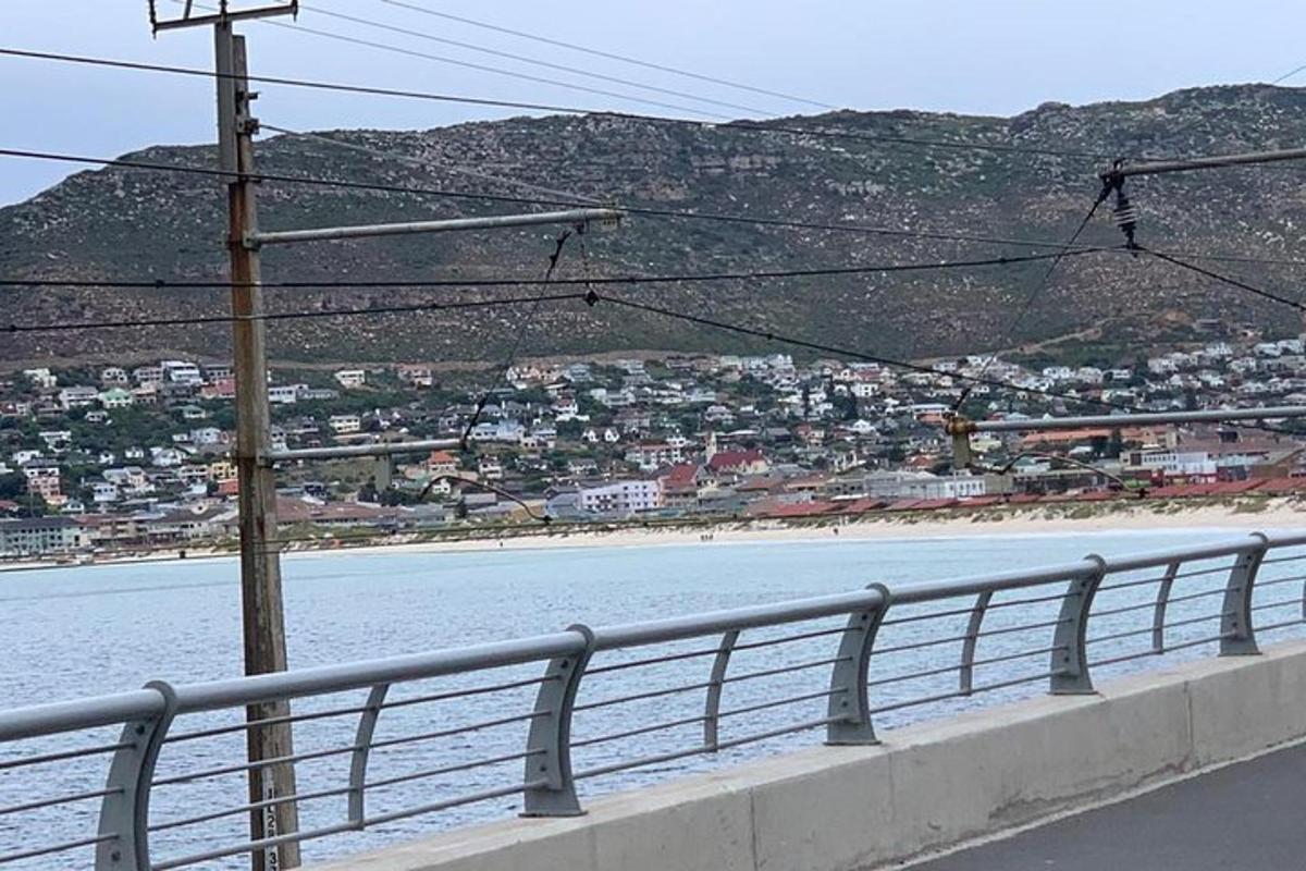 uma ponte sobre um corpo d'água próximo a uma praia