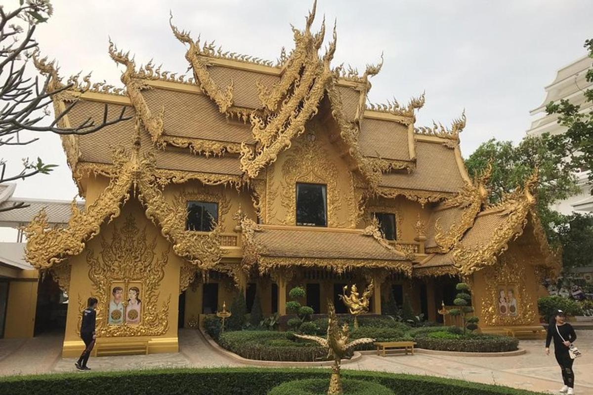 un edificio di fronte a un edificio