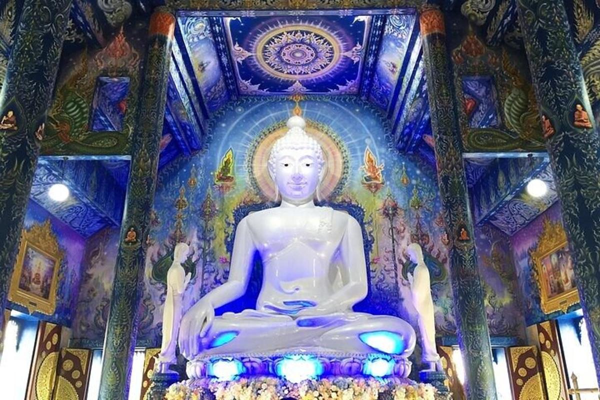 en stor statue af en Buddha i et tempel