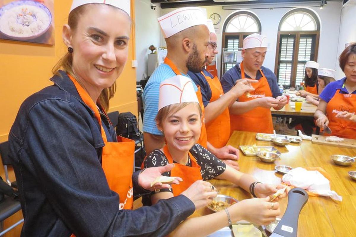un grup de persones a la cuina menjant
