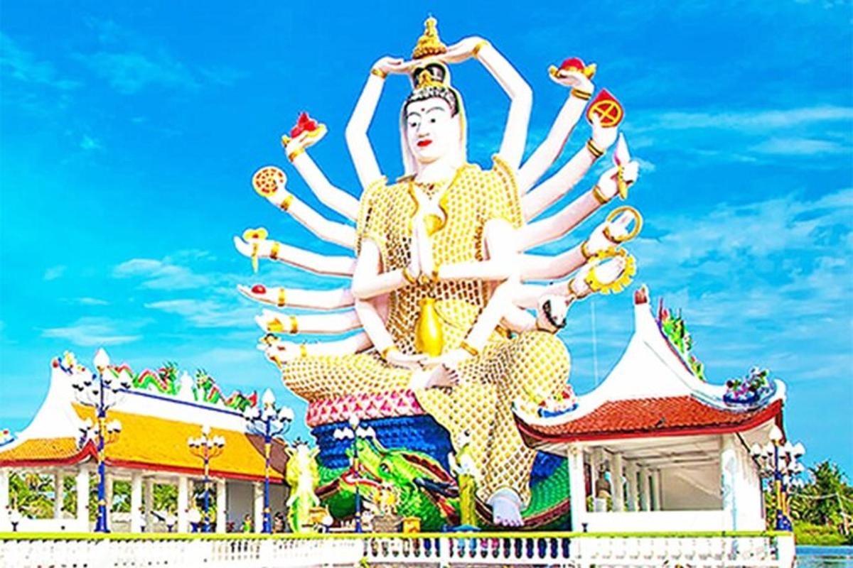 patung besar seorang pria yang duduk di atasnya