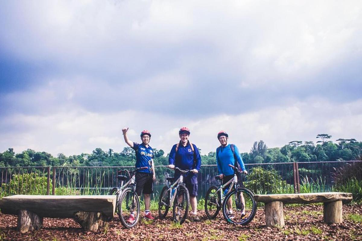 un gruppo di tre uomini in piedi con le loro biciclette