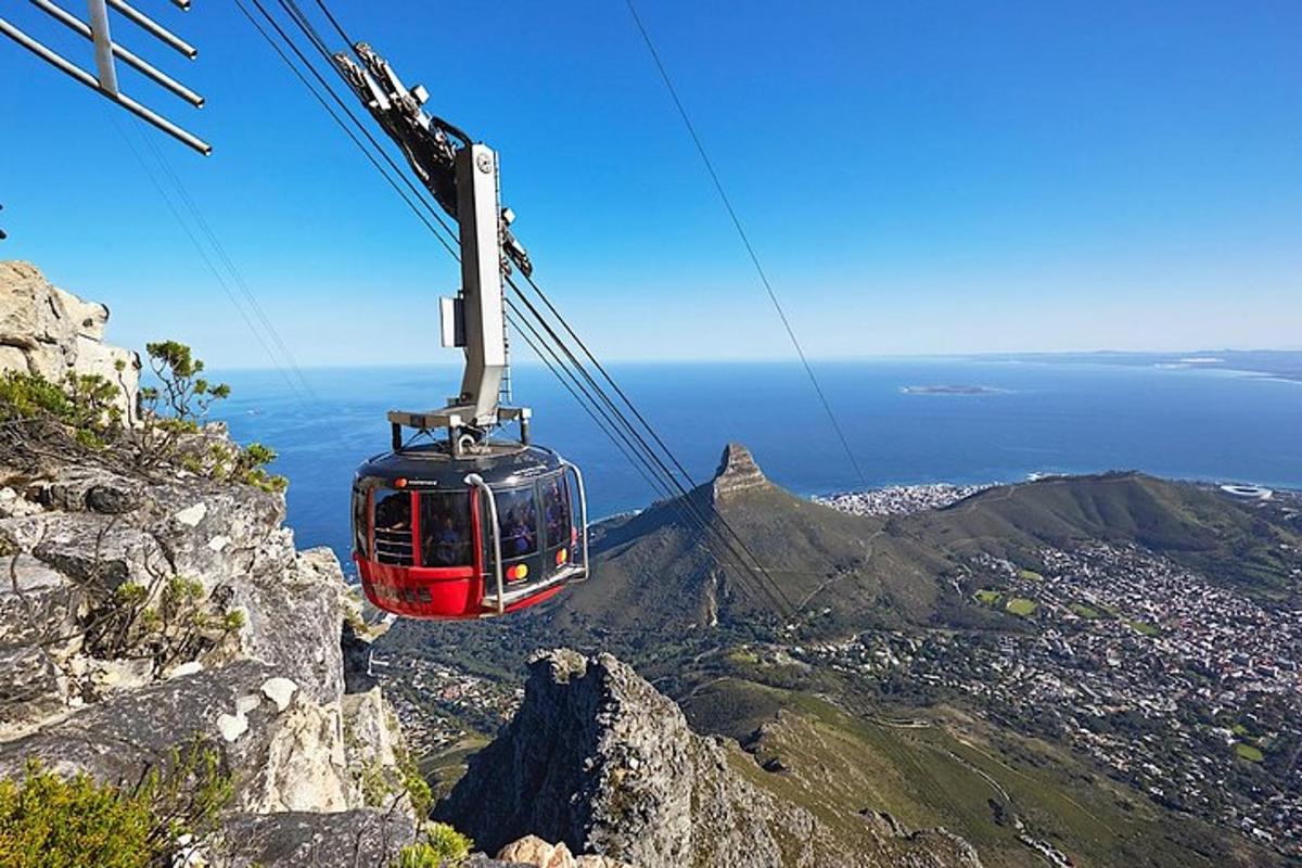 un telefèric vermell que vola sobre la muntanya