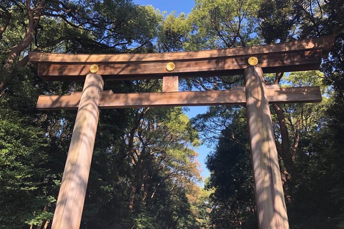 torii värav mõne puu ees