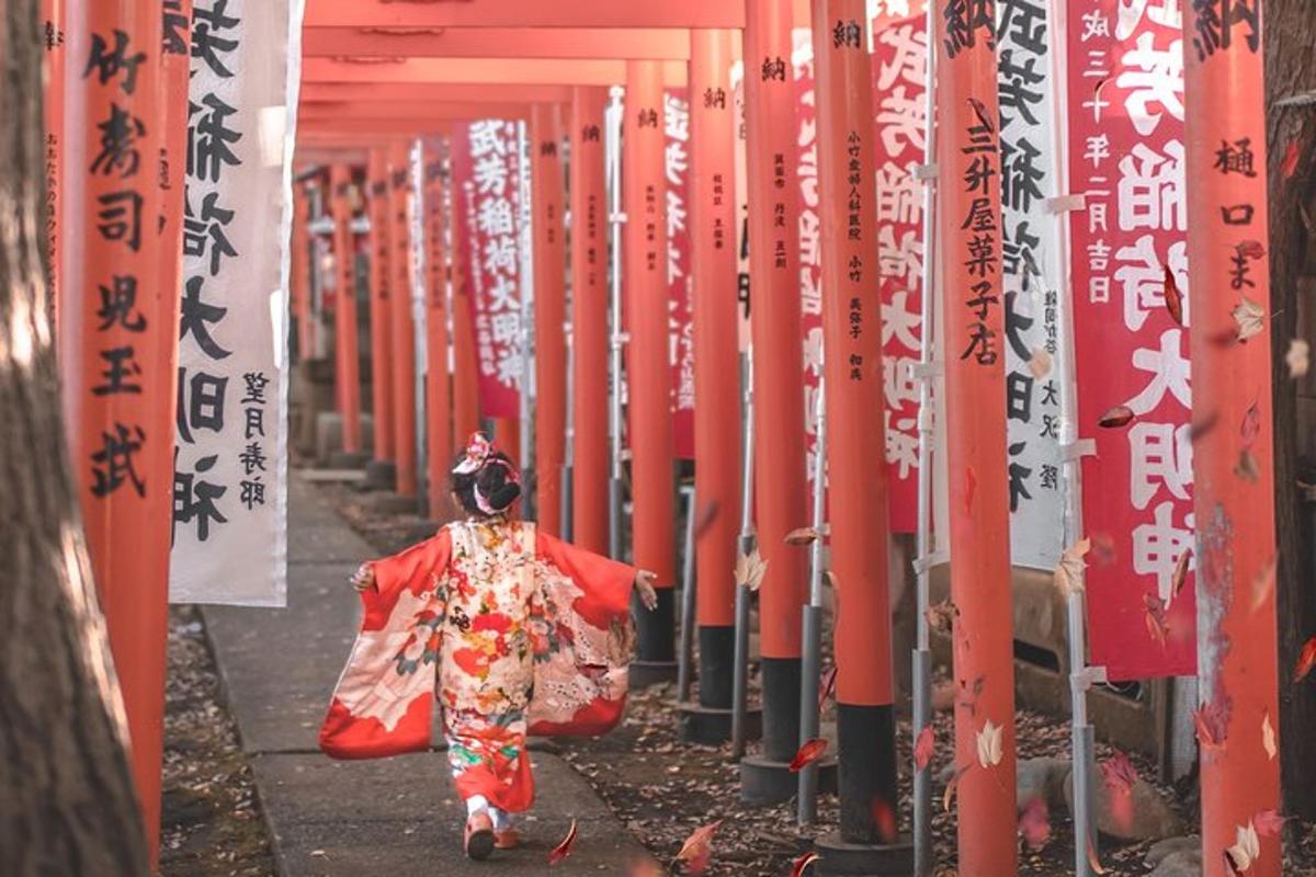 seorang wanita berkimono berjalan di trotoar