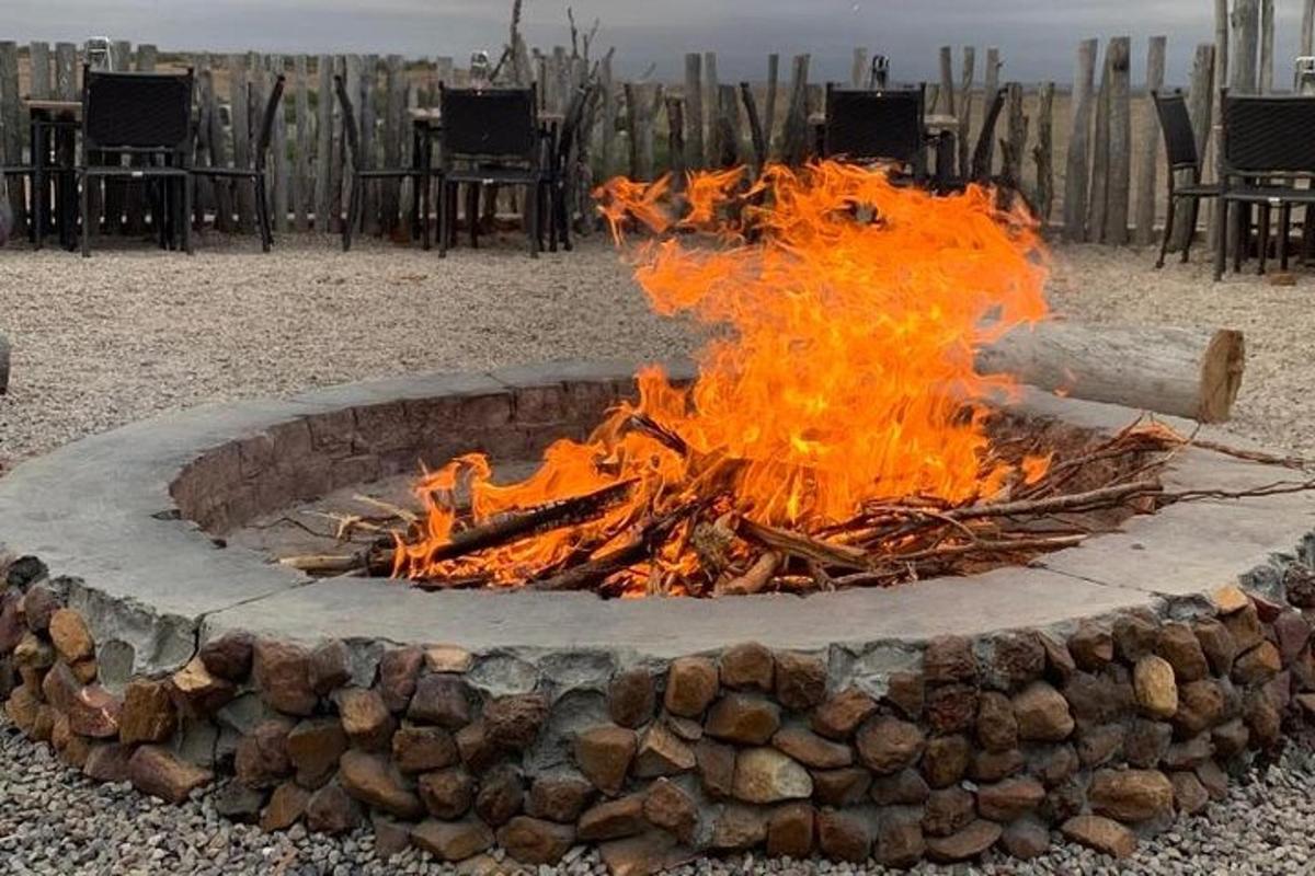 un fuoco arde in un braciere sulla spiaggia