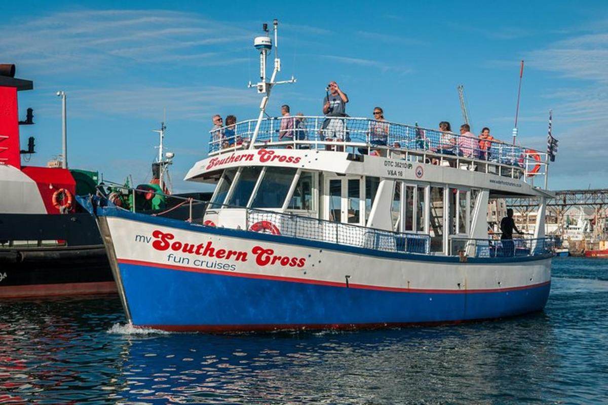 ein Boot mit Menschen darauf im Wasser