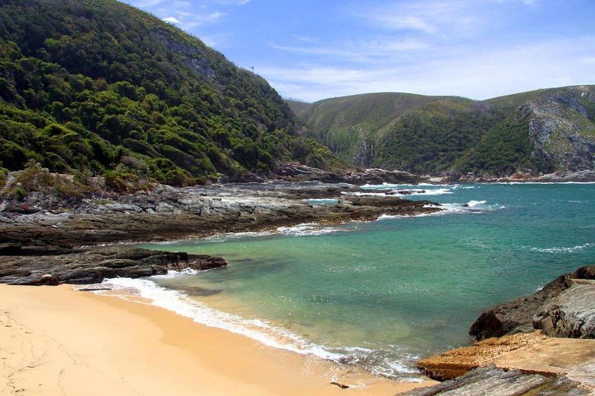 pemandangan pantai dengan lautan dan gunung